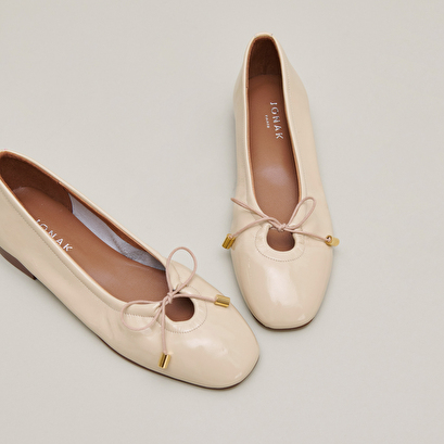 Ballet flats with laces in beige leather | DAPHNE