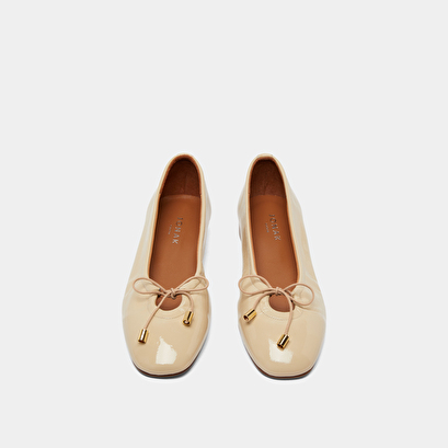 Ballet flats with laces in beige leather | DAPHNE
