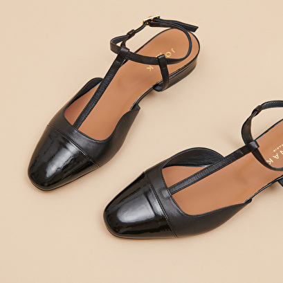 Ballet flats with adjustable buckles in black leather and patent | DHAPUS