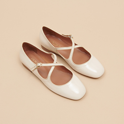 Ballet flats with crossed straps in ecru patent and ecru leather | ducky