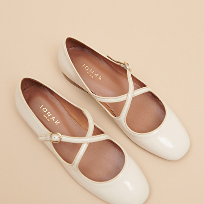 Ballet flats with crossed straps in ecru patent and ecru leather | ducky