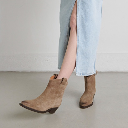 Lowboots with bevelled heels in taupe suede | donate