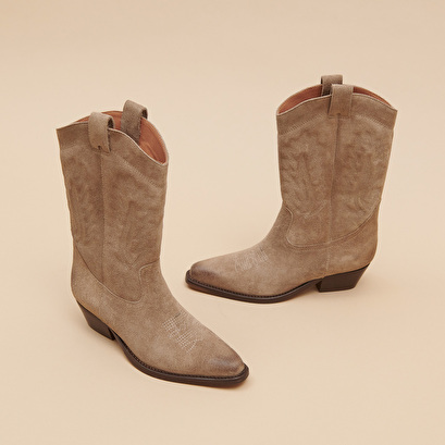 Boots with bevelled heels in taupe suede | DONATELLA