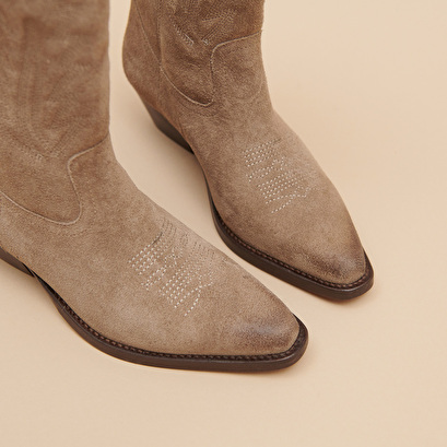 Boots with bevelled heels in taupe suede | DONATELLA