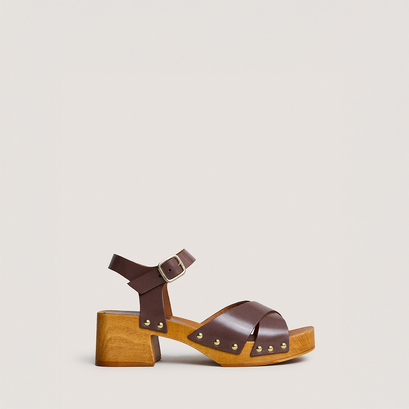 Studded sandals and crossed straps in brown leather | mae