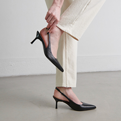 Pointed-toe pumps in black leather | diamantine