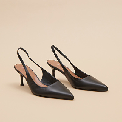 Pointed-toe pumps in black leather | diamantine