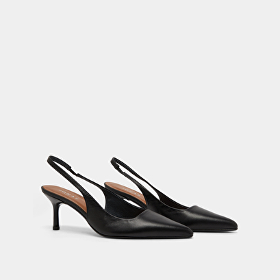 Pointed-toe pumps in black leather | diamantine