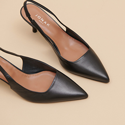 Pointed-toe pumps in black leather | diamantine