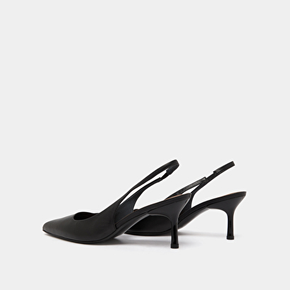 Pointed-toe pumps in black leather | diamantine