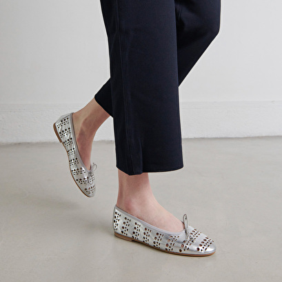 Cut-out ballet flats in silver metallic leather | DILANA