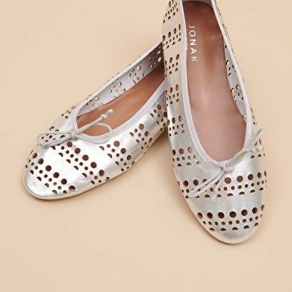 Cut-out ballet flats in silver metallic leather | DILANA