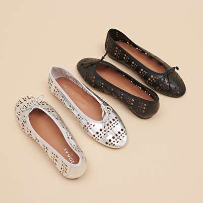 Cut-out ballet flats in silver metallic leather | DILANA