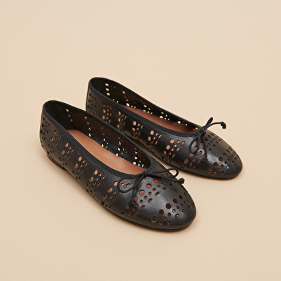 Cut-out ballet flats in black leather | DILANA