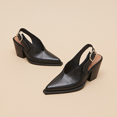 Pumps with beveled heels in black leather | DORY