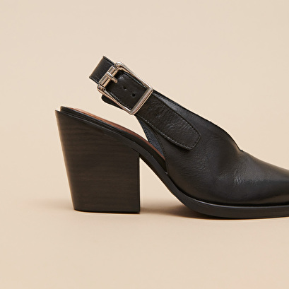 Pumps with beveled heels in black leather | DORY