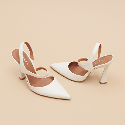 Pointed-toe pumps in ecru leather | DOROTHE