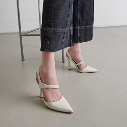 Pointed-toe pumps in ecru leather | DOROTHE