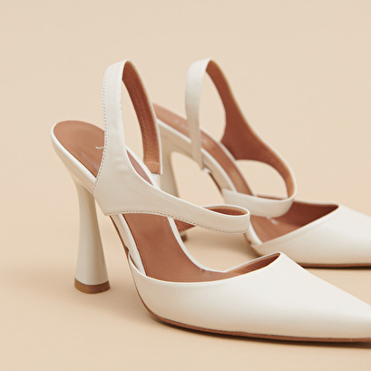Pointed-toe pumps in ecru leather | DOROTHE