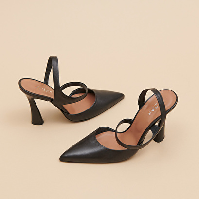 Pointed-toe pumps in black leather | DOROTHE