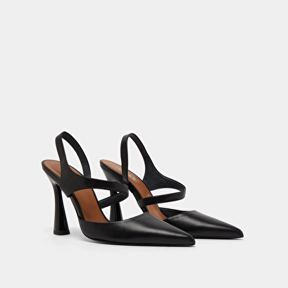 Pointed-toe pumps in black leather | DOROTHE