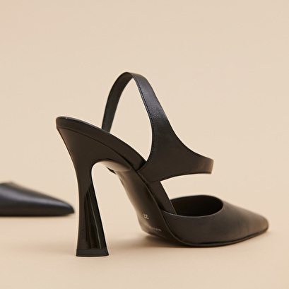 Pointed-toe pumps in black leather | DOROTHE