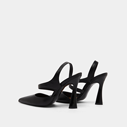 Pointed-toe pumps in black leather | DOROTHE