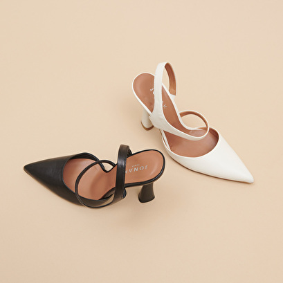 Pointed-toe pumps in black leather | DOROTHE
