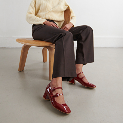 Babies with double straps and rounded toes in carmine red patent | DELOU