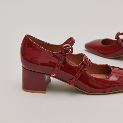 Babies with double straps and rounded toes in carmine red patent | DELOU
