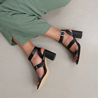 Heeled sandals in black leather | vilma