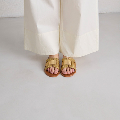 Flat sandals with wide straps gold