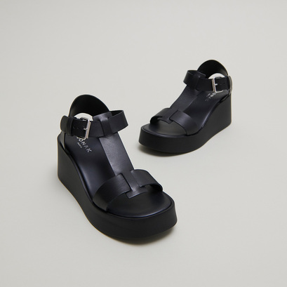 Wedge sandals with adjustable buckles in black leather | estelle