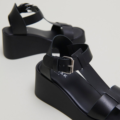 Wedge sandals with adjustable buckles in black leather | estelle