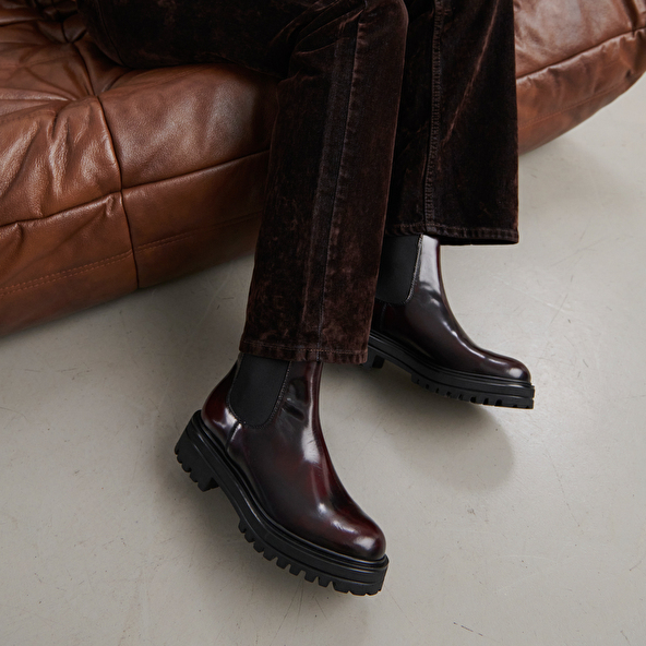 Boots à semelles crantées et élastiques in burgundy patinated leather | AMANDINE