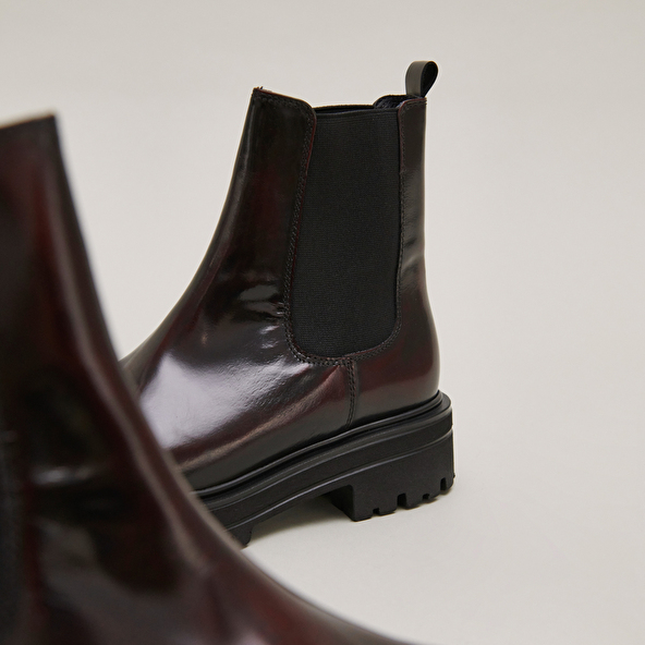 Boots à semelles crantées et élastiques in burgundy patinated leather | AMANDINE