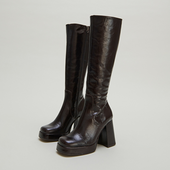 Heeled boots with square-toe in dark brown shiny leather | BRYAN