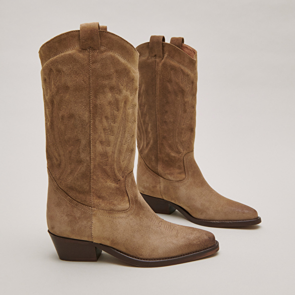 Pointed-toe boots with visible stitching in dark taupe suede | DELEA