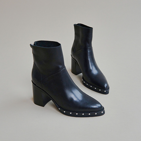 Heeled lowboots and back zippers in black leather | DIXIT