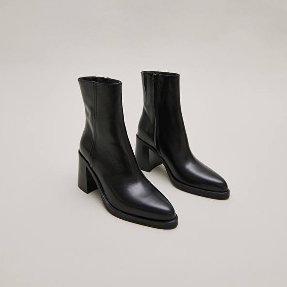 Bottines &agrave; talons in black leather | DOLOR