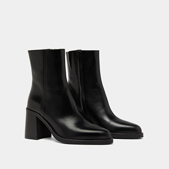 Bottines &agrave; talons in black leather | DOLOR
