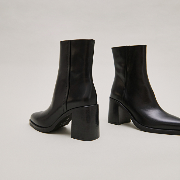 Bottines &agrave; talons in black leather | DOLOR
