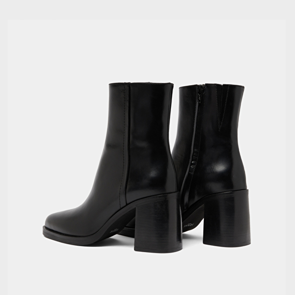 Bottines &agrave; talons in black leather | DOLOR
