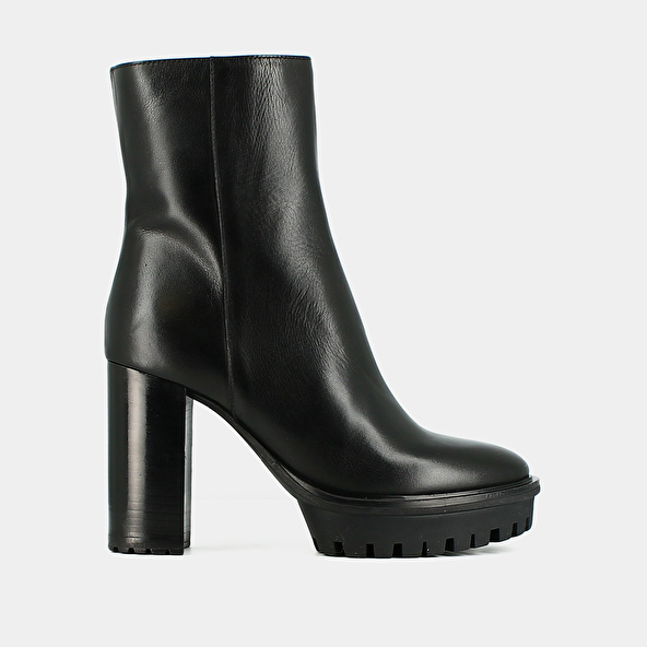 Ankle boots with heels and notched soles in black leather | DONATIEN