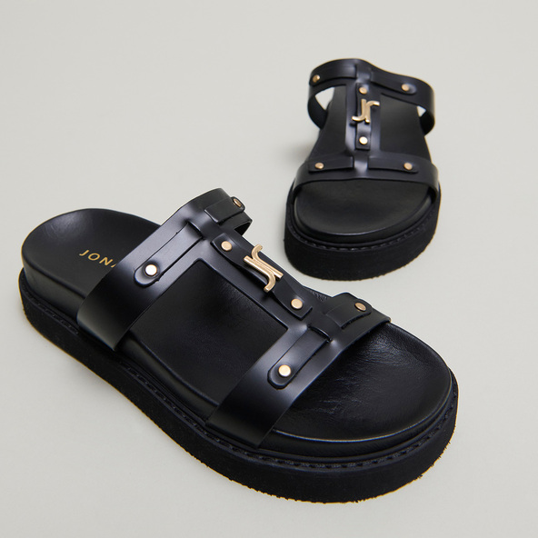Platform sandals in black glazed leather | LUANA