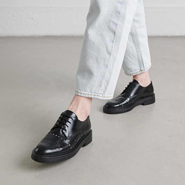 Pierced derbies in glazed black leather | AMARANTE