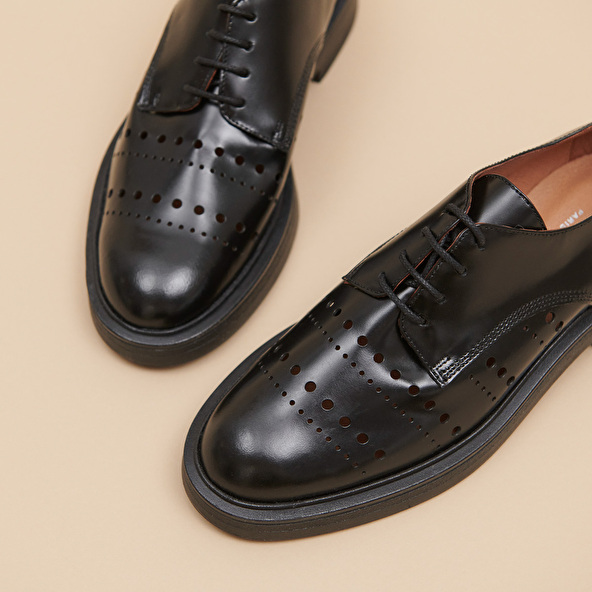 Pierced derbies in glazed black leather | AMARANTE