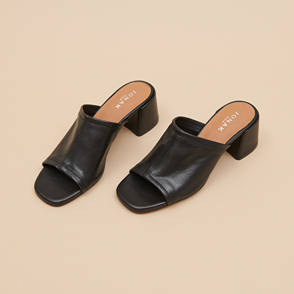 Mules with heels and open toes in black leather | BUTTERFLY