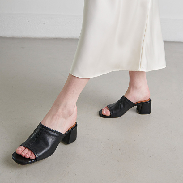 Mules with heels and open toes in black leather | BUTTERFLY