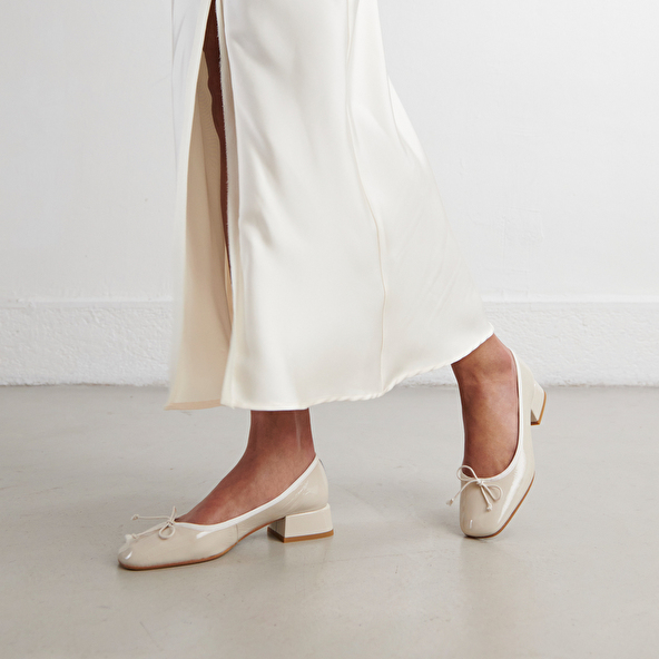 Ballet flats with low heels in ecru pleated patent | DYBIL